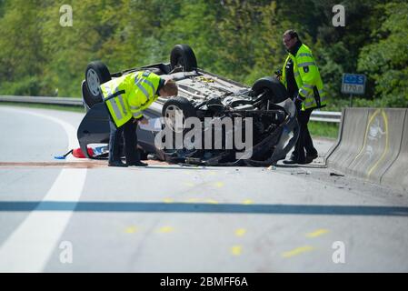 Hambourg, Allemagne. 09e mai 2020. Les policiers enquêtent sur le véhicule accidenté. Dans un grave accident sur l'autoroute 7 dans le sud de Hambourg, une voiture a roulé samedi matin. Credit: Jonas Walzberg/dpa - ATTENTION: La plaque d'immatriculation a été pixelated/dpa/Alay Live News Banque D'Images
