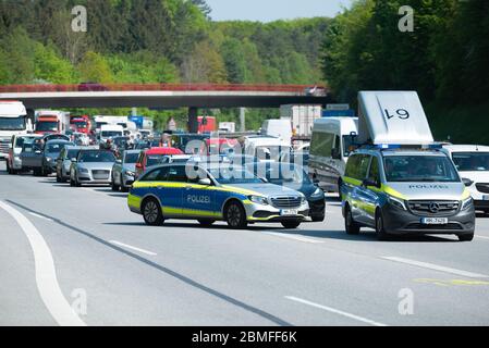 Hambourg, Allemagne. 09e mai 2020. Les véhicules de patrouille ferment toutes les voies de circulation. Dans un grave accident sur l'autoroute 7 dans le sud de Hambourg, une voiture a roulé samedi matin. Credit: Jonas Walzberg/dpa - ATTENTION: La plaque d'immatriculation a été pixelated/dpa/Alay Live News Banque D'Images