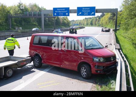 Hambourg, Allemagne. 09e mai 2020. Un transporteur endommagé se trouve à la barrière de sécurité, tandis que les policiers se tiennent à l'arrière-plan et qu'un autre véhicule d'accident est couché sur le toit. Dans un grave accident sur l'autoroute 7 dans le sud de Hambourg, une voiture a roulé samedi matin. Credit: Jonas Walzberg/dpa/Alay Live News Banque D'Images