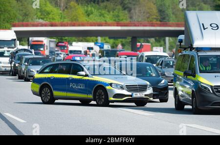 Hambourg, Allemagne. 09e mai 2020. Les véhicules de patrouille ferment toutes les voies de circulation. Dans un grave accident sur l'autoroute 7 dans le sud de Hambourg, une voiture a roulé samedi matin. Credit: Jonas Walzberg/dpa - ATTENTION: La plaque d'immatriculation a été pixelated/dpa/Alay Live News Banque D'Images