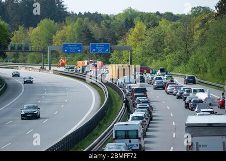 Hambourg, Allemagne. 09e mai 2020. Des équipes de sauvetage, des pompiers et un hélicoptère sur la route entièrement fermée. Dans un grave accident sur l'autoroute 7 dans le sud de Hambourg, une voiture a roulé samedi matin. Credit: Jonas Walzberg/dpa - ATTENTION: La plaque d'immatriculation a été pixelated/dpa/Alay Live News Banque D'Images