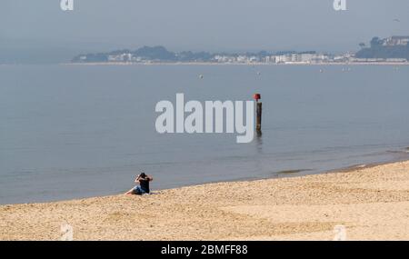 Bournemouth, Royaume-Uni. 9 mai 2020. Très peu de personnes s'aventurant sur la plage de Bournemouth et le front de mer sur le week-end de vacances de banque chaude après les appels du conseil local et de la police de Dorset pour que les gens continuent d'observer le message de séjour à la maison après sept semaines de la période de confinement pandémique de COVID-19 / coronavirus. Crédit : nouvelles en direct de Richard Crease/Alay Banque D'Images