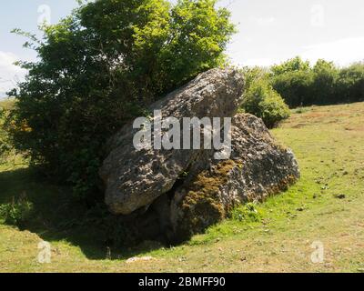 La chambre d'enfouissement néolithique de Pant y Saer, située sur un plateau calcaire, est dotée de trois dalles verticales qui soutiennent une pierre à cappone de l'île Benllech d'Anglesey, au nord du pays de Galles Banque D'Images