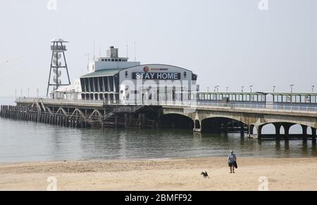 Bournemouth, Royaume-Uni. 9 mai 2020. Très peu de personnes s'aventurant sur la plage de Bournemouth et le front de mer sur le week-end de vacances de banque chaude après les appels du conseil local et de la police de Dorset pour que les gens continuent d'observer le message de séjour à la maison après sept semaines de la période de confinement pandémique de COVID-19 / coronavirus. Crédit : nouvelles en direct de Richard Crease/Alay Banque D'Images