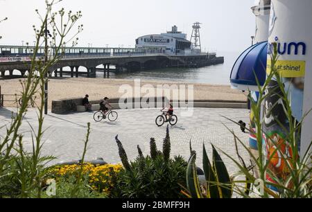 Bournemouth, Royaume-Uni. 9 mai 2020. Très peu de personnes s'aventurant sur la plage de Bournemouth et le front de mer sur le week-end de vacances de banque chaude après les appels du conseil local et de la police de Dorset pour que les gens continuent d'observer le message de séjour à la maison après sept semaines de la période de confinement pandémique de COVID-19 / coronavirus. Crédit : nouvelles en direct de Richard Crease/Alay Banque D'Images