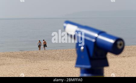 Bournemouth, Royaume-Uni. 9 mai 2020. Très peu de personnes s'aventurant sur la plage de Bournemouth et le front de mer sur le week-end de vacances de banque chaude après les appels du conseil local et de la police de Dorset pour que les gens continuent d'observer le message de séjour à la maison après sept semaines de la période de confinement pandémique de COVID-19 / coronavirus. Crédit : nouvelles en direct de Richard Crease/Alay Banque D'Images