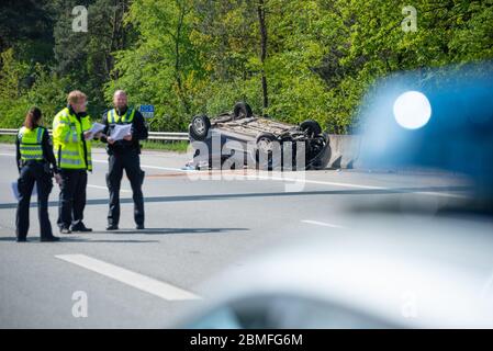 Hambourg, Allemagne. 09e mai 2020. Les policiers enquêtent à côté du véhicule accidenté. Dans un grave accident sur l'autoroute 7 dans le sud de Hambourg, une voiture a roulé samedi matin. Credit: Jonas Walzberg/dpa - ATTENTION: La plaque d'immatriculation a été pixelated/dpa/Alay Live News Banque D'Images