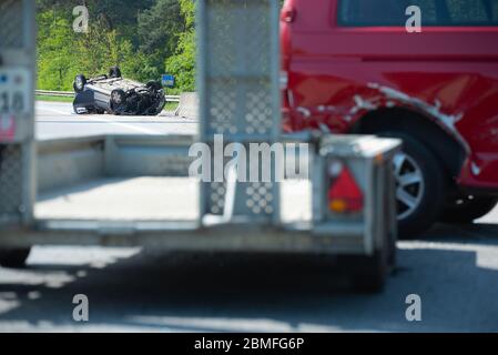 Hambourg, Allemagne. 09e mai 2020. Un véhicule couché sur le toit peut être vu à travers une remorque d'un transporteur endommagé. Dans un grave accident sur l'autoroute 7 dans le sud de Hambourg, une voiture a roulé samedi matin. Credit: Jonas Walzberg/dpa/Alay Live News Banque D'Images