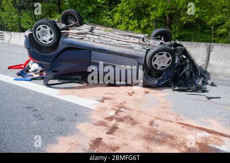 Hambourg, Allemagne. 09e mai 2020. Les matériaux d'exploitation qui fuyaient ont été dispersés par les pompiers devant le véhicule impliqué dans l'accident. Dans un grave accident sur l'autoroute 7 dans le sud de Hambourg, une voiture a roulé samedi matin. Credit: Jonas Walzberg/dpa/Alay Live News Banque D'Images