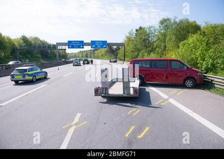 Hambourg, Allemagne. 09e mai 2020. Un transporteur endommagé se trouve à la barrière de sécurité, tandis que les policiers se tiennent à l'arrière-plan et qu'un autre véhicule d'accident est couché sur le toit. Dans un grave accident sur l'autoroute 7 dans le sud de Hambourg, une voiture a roulé samedi matin. Credit: Jonas Walzberg/dpa/Alay Live News Banque D'Images