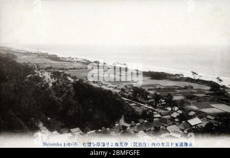 [ 1900s Japon - Tokaido à Shizuoka ] — vue panoramique du Tokaido à Shirasuka-juku (白須賀宿) depuis Shiomizaka (汐見坂). Shirasuka, située à Kosai, préfecture de Shizuoka, était la trente-deuxième des cinquante-trois stations du Tokaido. Shirasuka-juku était situé à l'origine sur la rive, mais a été déplacé à l'intérieur des terres après un tsunami qui a dévasté la région en 1707. On croit généralement que l'empereur Meji a vu l'océan Pacifique pour la première fois à Shirasuka-juku sur son chemin vers Edo (Tokyo actuel) en 1868 (Meiji1). carte postale vintage du xxe siècle. Banque D'Images