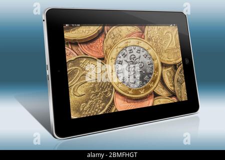 Beaucoup de pièces d'euros, en haut est une pièce d'un euro du Portugal, vue sur un Tablet PC Banque D'Images