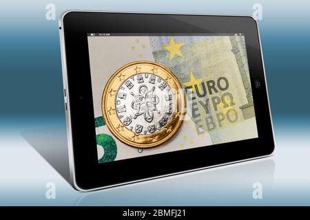 Une pièce de 1 euro du Portugal sur un billet de 5 euro, vue sur un Tablet PC Banque D'Images