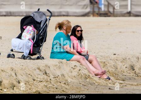 Weymouth, Dorset, Royaume-Uni. 9 mai 2020. Météo au Royaume-Uni : deux femmes qui se sont élevées sur la plage lors d'une journée de soleil brûlant à la station balnéaire de Weymouth à Dorset pendant le confinement du coronavirus. Crédit photo : Graham Hunt/Alay Live News Banque D'Images