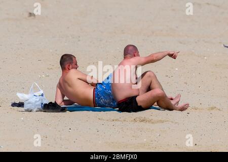 Weymouth, Dorset, Royaume-Uni. 9 mai 2020. Météo au Royaume-Uni : deux hommes se baignant sur la plage lors d'une journée de soleil brûlant à la station balnéaire de Weymouth à Dorset pendant le confinement du coronavirus. Crédit photo : Graham Hunt/Alay Live News Banque D'Images