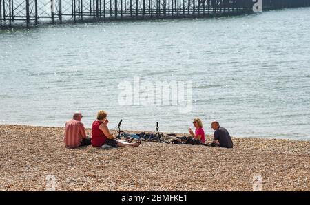 Brighton UK 9 mai 2020 - visiteurs sur la plage de Brighton lors d'une journée chaude et ensoleillée pendant la crise pandémique du coronavirus COVID-19 . Le temps devrait devenir beaucoup plus froid à partir de demain dans toute la Grande-Bretagne . Crédit : Simon Dack / Alamy Live News Banque D'Images