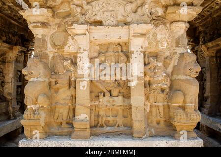 Divinités sculptées et lions au 7ème-8ème siècle Kailasanathar, un temple consacré à Shiva à Kanchipuram, Tamil Nadu, Inde. Banque D'Images