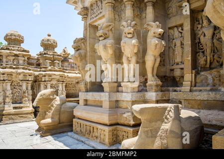 La scission de Nandi (le mont Shiva, un taureau) et les sculptures en pierre dans le passage cirambulatoire du temple Kailasanathar, Kanchipuram, Tamil Nadu, Inde. Banque D'Images