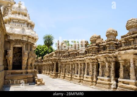 Sculptures et niches sculptées en pierre sur le sanctuaire et le passage cirambulatoire parois intérieures du temple Kailasanathar, Kanchipuram, Tamil Nadu, Inde. Banque D'Images