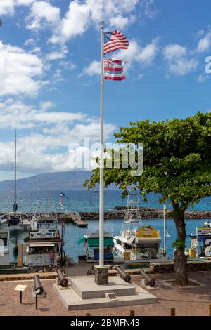 Drapeau américain sur la Marina devant le palais de justice Old Lahaina Banque D'Images