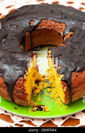 Gros plan de délicieux et sain gâteau traditionnel brésilien maison de carotte avec sauce au chocolat. Tir vertical. Banque D'Images