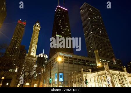 Chicago, Illinois, États-Unis - Skyline de Michigan Avenue et Water Tower la nuit. Banque D'Images