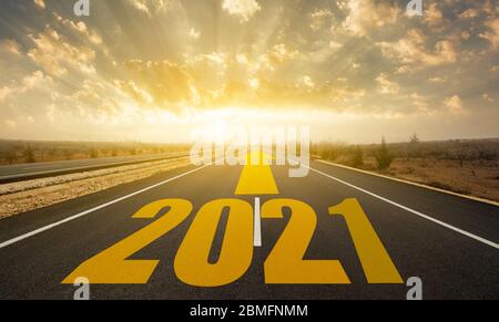 Le mot 2021 écrit sur la route. Concept pour la nouvelle année 2021 Banque D'Images