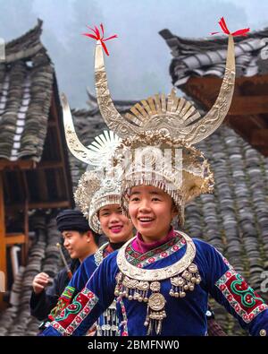 Les jeunes filles qui exécutent une danse traditionnelle sont du peuple Miao long jupe. Région de Kaili, province de Guizhou, Chine Banque D'Images