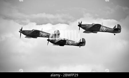 Hawker Sea Hurricane 'G-BKTH' et 2 'Hawker Hurricane G-ROBT / G-HITT' volant en formation à la militaire Shuttleworth Bourget sur le 7 juillet 2019 Banque D'Images