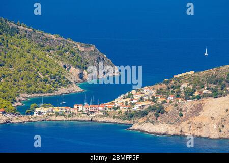 Vue à grande échelle sur le village traditionnel d'Assos, Kefalonia, Iles Ioniennes, Grèce Banque D'Images