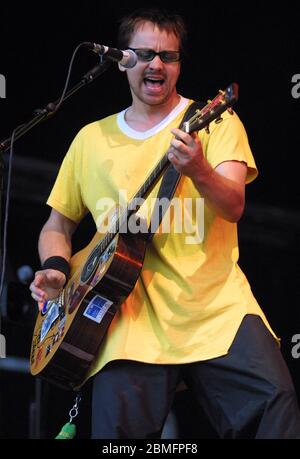 CHELMSFORD, ANGLETERRE - AOÛT 19 : le chanteur et guitariste Wheatus Brendan Brown joue sur la scène V au Festival de musique V2001 à Hylands Park Banque D'Images