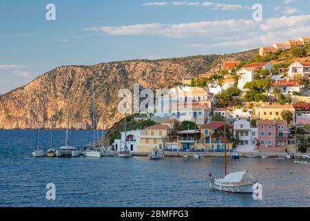 Cadre ensoleillé sur des maisons colorées traditionnelles dans le village d'Assos, Kefalonia, Iles Ioniennes, Grèce Banque D'Images