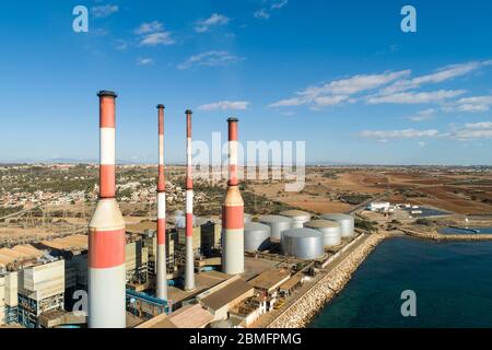 Vue aérienne de la centrale électrique de Dhekelia, baie de Dhekelia, Chypre Banque D'Images