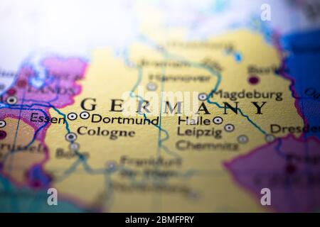 Faible profondeur de champ mise au point sur la carte géographique de l'Allemagne du pays en Europe continent sur atlas Banque D'Images