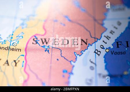 Faible profondeur de champ mise au point sur la carte géographique du pays Suède en Europe continent sur atlas Banque D'Images