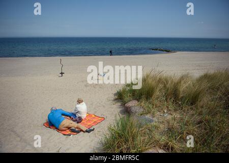 Timmendorfer Strand, Allemagne. 09e mai 2020. Deux personnes se sont installées sur une couverture sur la plage presque déserte de Niendorf. Crédit : Gregor Fischer/dpa/Alay Live News Banque D'Images