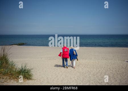 Timmendorfer Strand, Allemagne. 09e mai 2020. Deux personnes marchent le samedi ensoleillé sur la plage presque déserte de Niendorf. Crédit : Gregor Fischer/dpa/Alay Live News Banque D'Images