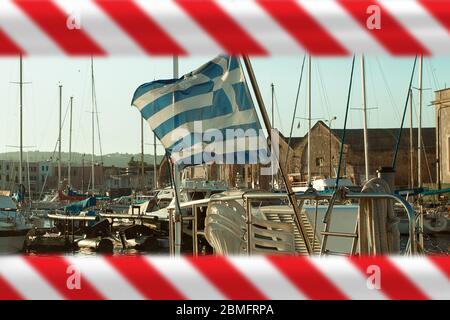 Vide port fermé, le drapeau grec et les bateaux en Grèce Banque D'Images