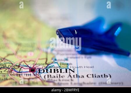 Faible profondeur de champ accent sur la carte géographique de la ville de Dublin en Irlande Royaume-Uni Europe continent sur atlas Banque D'Images