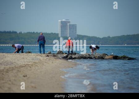 Timmendorfer Strand, Allemagne. 09e mai 2020. Les visiteurs marchent sur la plage et sur les brise-lames de Niendorf. Crédit : Gregor Fischer/dpa/Alay Live News Banque D'Images