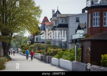 Timmendorfer Strand, Allemagne. 09e mai 2020. Les visiteurs pédalez le long des maisons de vacances sur la promenade de la plage à Niendorf. Crédit : Gregor Fischer/dpa/Alay Live News Banque D'Images