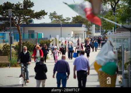 Timmendorfer Strand, Allemagne. 09e mai 2020. Les piétons et les cyclistes sont sur la promenade de la plage à Niendorf. Crédit : Gregor Fischer/dpa/Alay Live News Banque D'Images