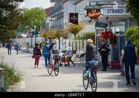 Timmendorfer Strand, Allemagne. 09e mai 2020. Les piétons et les cyclistes sont sur la promenade de la plage à Niendorf. Crédit : Gregor Fischer/dpa/Alay Live News Banque D'Images