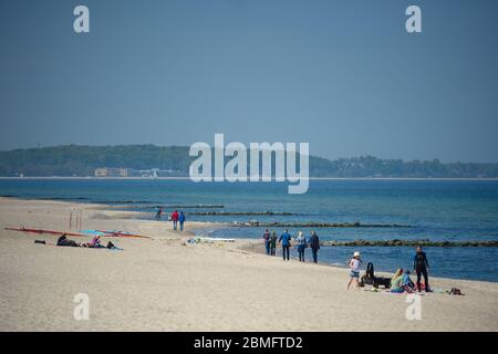 Timmendorfer Strand, Allemagne. 09e mai 2020. Les gens marchent le long de la plage à Niendorf. Crédit : Gregor Fischer/dpa/Alay Live News Banque D'Images