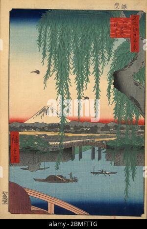 [ 1850 Japon - Château d'Edo et Mont Fuji ] — vue sur le Château d'Edo à Edo (Tokyo actuel), 1856 (Ansei 3). Le Mont Fuji est visible en arrière-plan. Cette impression en bois est l'image 45 dans une centaine de vues célèbres d'Edo (名所江戸百景, Meisho Edo Hyakkei), une série créée par l'artiste ukiyoe Utagawa Hiroshige (歌川広重, 1797–1858). C'est l'une des 30 scènes d'été de la série. Titre: Pont de Yatsumi (八ツ見のはし, Yatsumi no hashi) 19ième siècle vintage Ukiyoe imprimé de blocs de bois. Banque D'Images