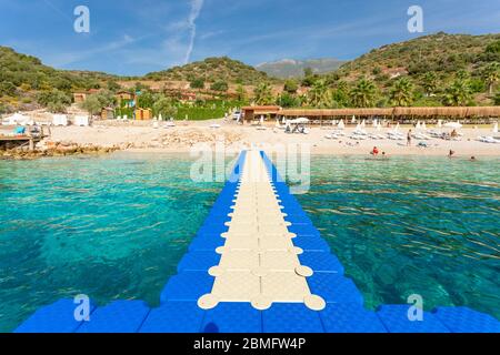 Une jetée flottante sur une plage, Kaş Belediyesi Halk Plajı, Kaş, Turquie Banque D'Images