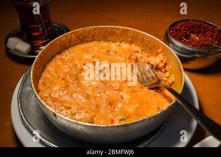 Plats traditionnels turcs pour le petit déjeuner les menants sont préparés avec des œufs et des tomates et différents ingrédients de garniture comme des saucisses, de la viande, du fromage, de la sauce et du spi Banque D'Images