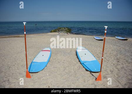 Timmendorfer Strand, Allemagne. 09e mai 2020. Deux planches de surf d'une école de surf attendent les élèves de Niendorf sur la plage sur le sable. Crédit : Gregor Fischer/dpa/Alay Live News Banque D'Images