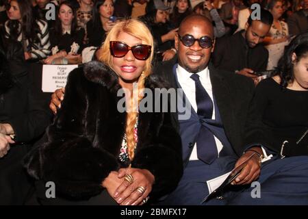 ***PHOTO DE FICHIER*** Music Executive, André Harrell, est décédé à 59. NEW YORK, NY - 14 FÉVRIER 2015 Janice Combs & Andre Harrell assiste au Naomi Campbell: Fashion for relief, défilé de mode, 14 février 2015 à la semaine de la mode Mercedez Benz à New York. Crédit : Walik Goshorn/MediaPunch Banque D'Images