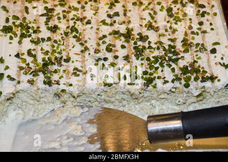 Traditionnel turc Ramadan dessert le Gullac avec pistache râpée sur le dessus qui est fait avec du lait, grenade. Dessert de la cuisine ottomane. Lait turc Banque D'Images